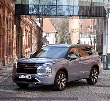Mitsubishi Outlander PHEV sm.jpg
